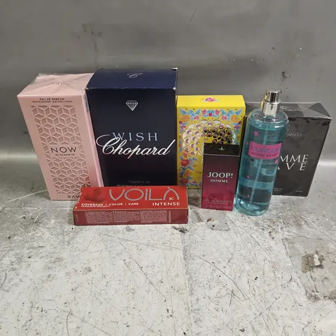 BOX OF APPROXIMATELY 20 ASSORTED COSMETIC ITEMS TO INCLUDE -ANNA SUI EAU DE TOILETTE - WISH CHOPARD FRAGRANCE SET - JOOP! HOMME EAU DE TOILETTE - ETC