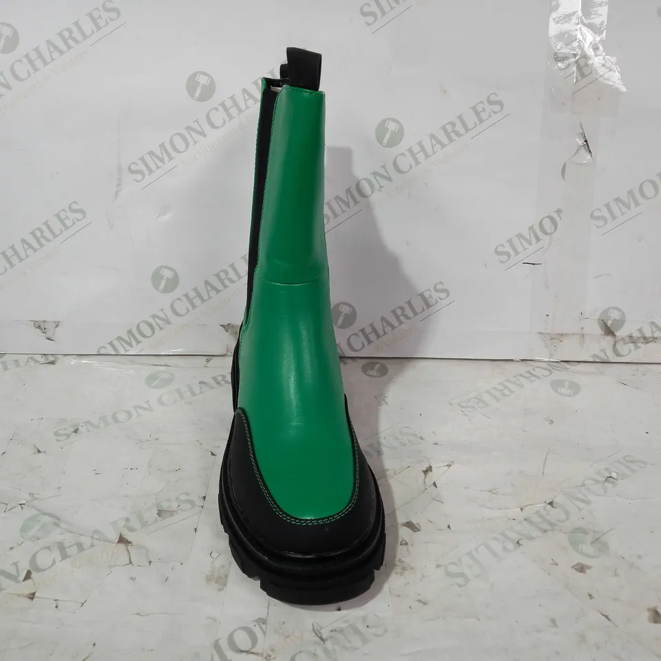 BOXED PAIR OF DESIGNER CHUNKY BOOTS IN GREEN/BLACK UK SIZE 6