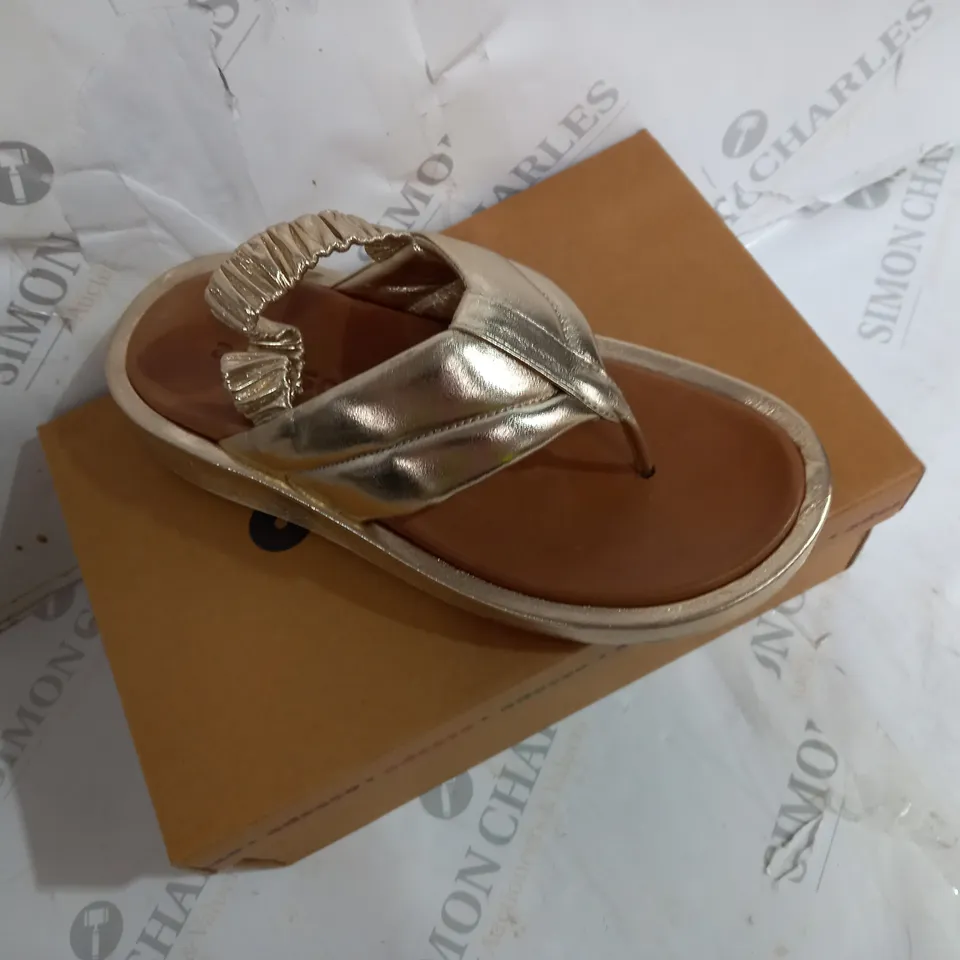 BOXED ADESSO LEATHER PLATFORM SANDAL IN GOLD SIZE 6