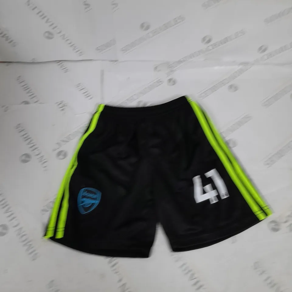 ARSENAL FC AWAY SHIRT AND SHORTS SIZE 22