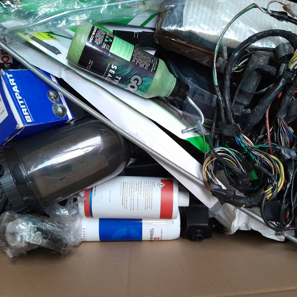 BOX OF ASSORTED CAR ITEMS TO INCLUDE CABLES - CLEANING ITEMS - COLLECTION ONLY 