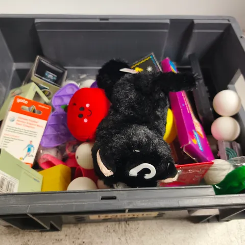 APPROXIMATELY 10 ASSORTED TOYS AND GAMES TO INCLUDE TEDDIES, MODEL CARS AND BENDY PENCILS 