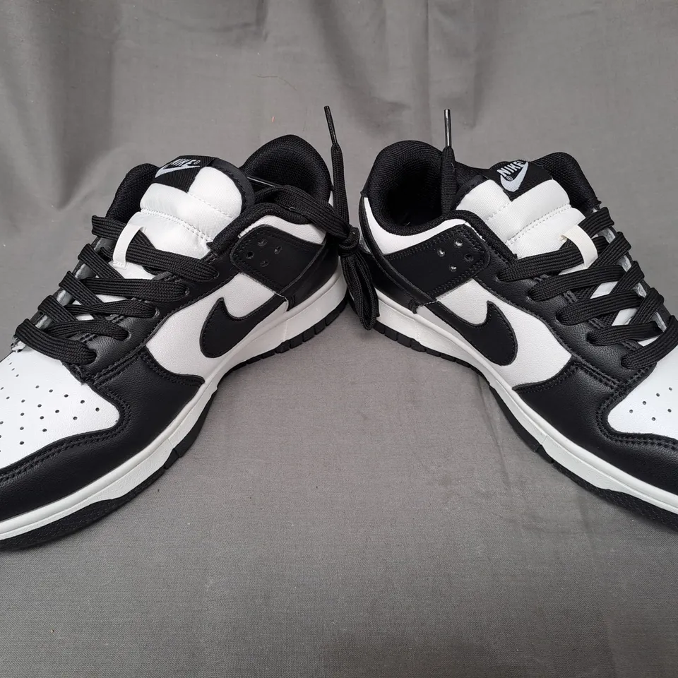 BOXED PAIR OF NIKE SHOES IN BLACK/WHITE UK SIZE 5.5