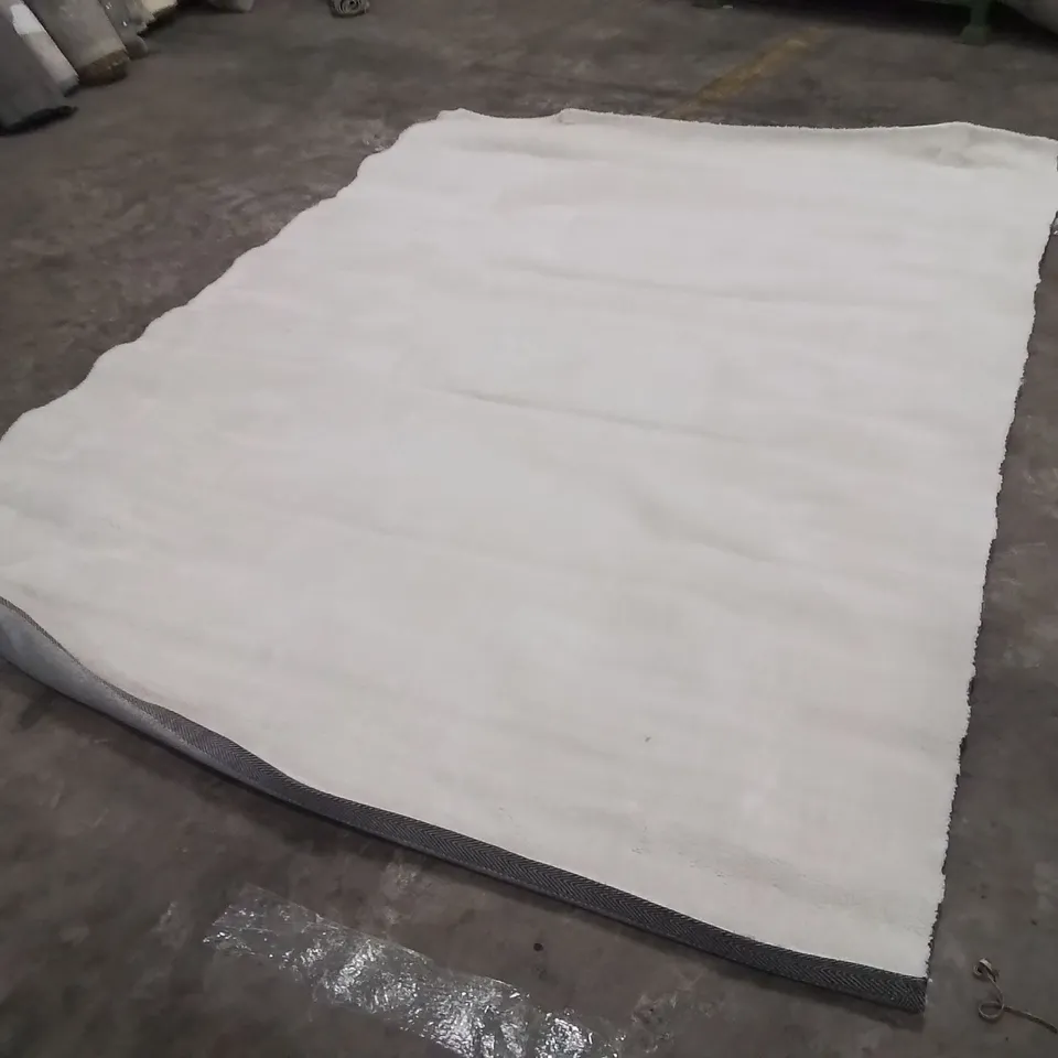 QUALITY DESIGNER RUG APPROXIMATELY 276X200