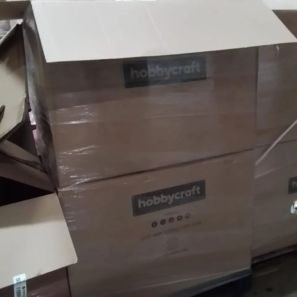 PALLET CONTAINING A LARGE QUANTITY OF ASSORTED CHRISTMAS DECORATIONS AND PRODUCTS TO INCLUDE;FELT BUCKET SANTA,CHRISTMAS MARKET TENT,LED WOODEN BUNTING HOUSE