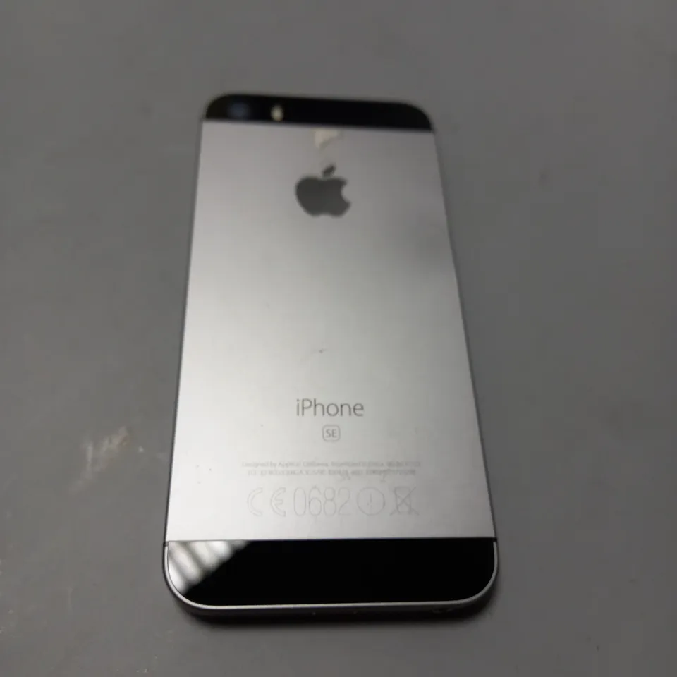 BOXED APPLE IPHONE SE SMARTPHONE 