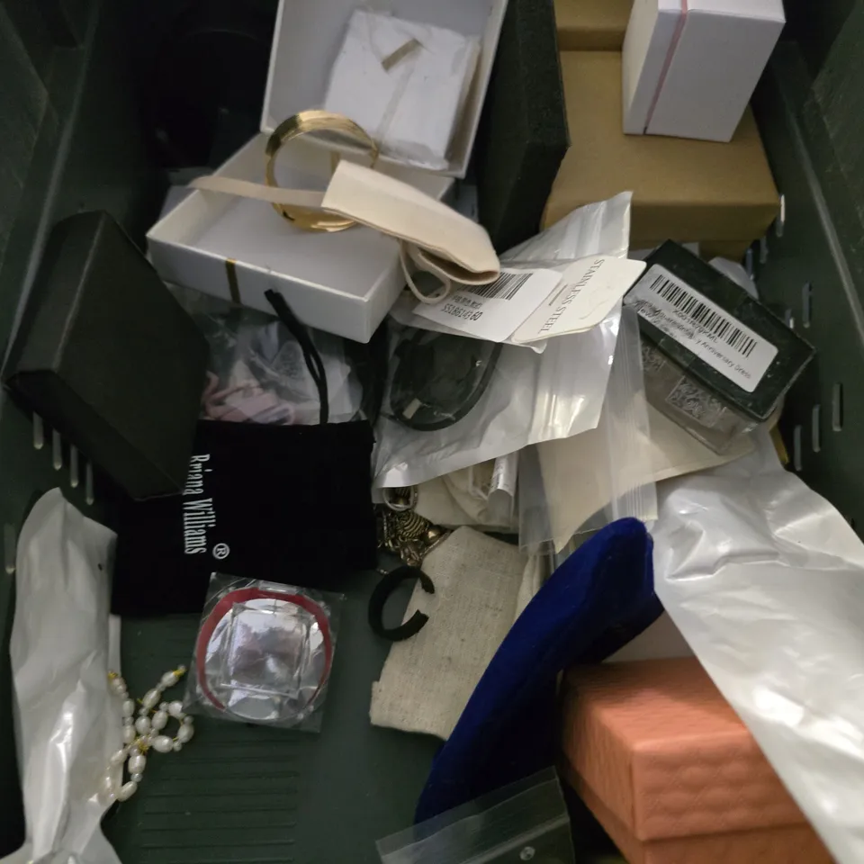APPROXIMATELY 10 ASSORTED JEWELLERY ITEMS TO INCLUDE - RINGS , BRACELET , BANGLE ETC