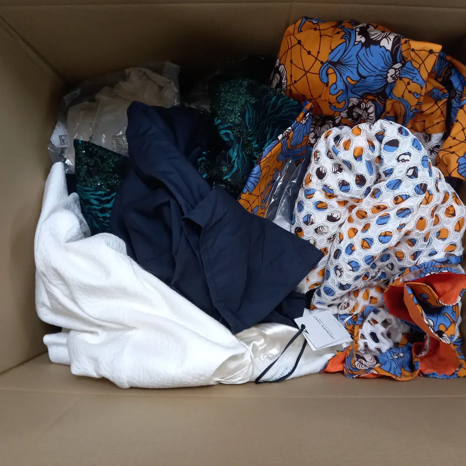 LARGE QAUNTIITY OF ASSORTED CLOTHING ITEMS TO INCLUDE DRESSES, JEANS, SHIRTS, ETC