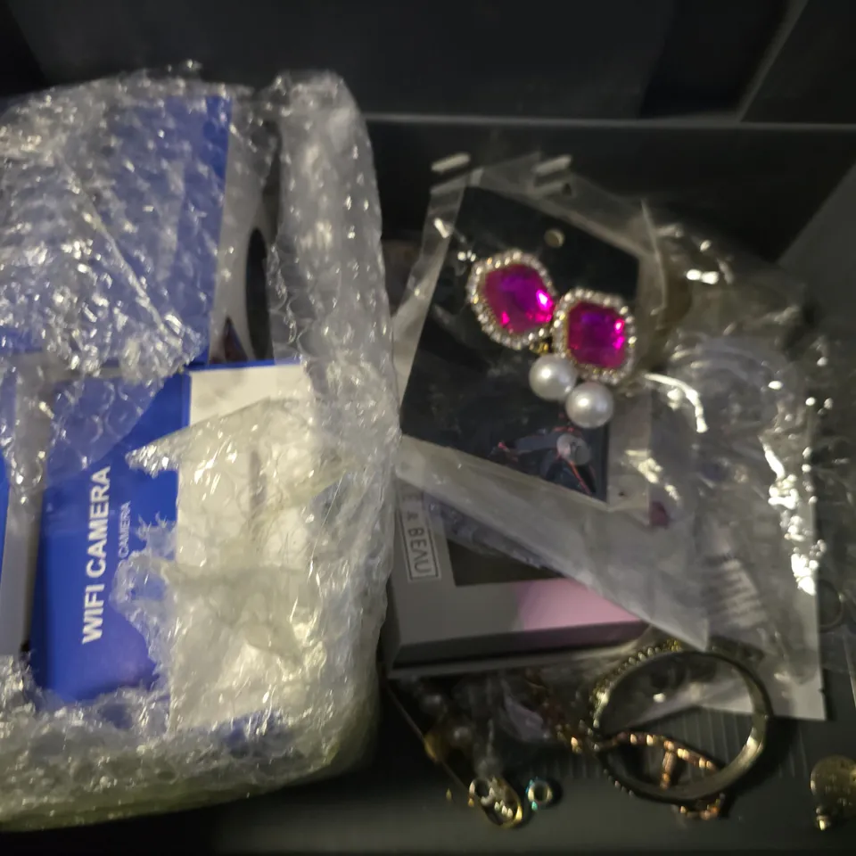 APPROXIMATELY 12 ASSORTED ITEMS TO INCLUDE - WIFI CAMERA , BRACELET ETC