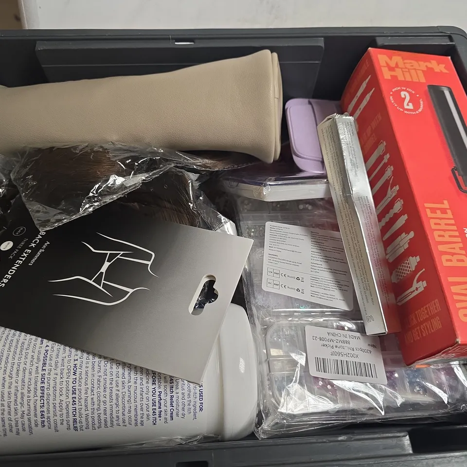 APPROXIMATELY 15 ASSORTED HEALTH & BEAUTY PRODUCTS TO INCLUDE BOOTS BATH SOAK, E45 ITCH RELIEF CREAM, MADE MITCHELL BAG, ETC - COLLECTION ONLY