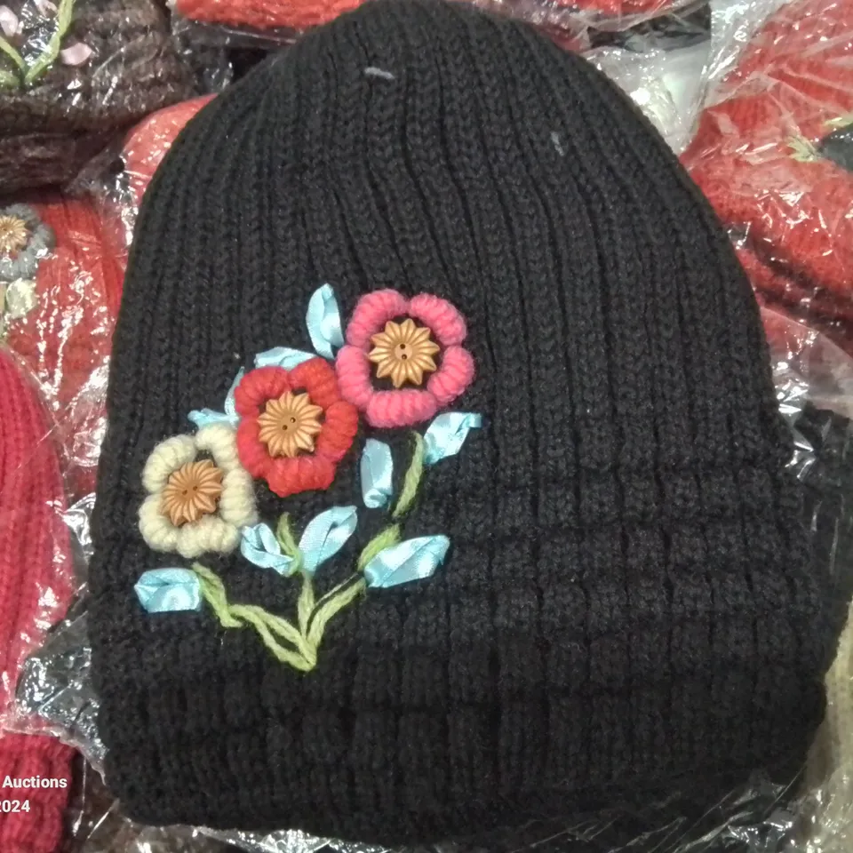 LOT CONTAINING LARGE AMOUNT OF BAGGED WOOLEN HAT AND SCARF SETS IN VARIOUS COLOURS AND DESIGNS 