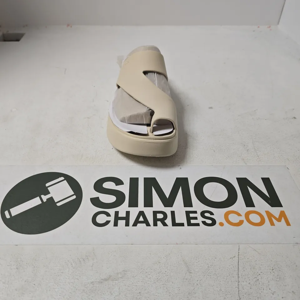 UNBOXED PAIR OF CROCS GETAWAY PLATFORM TIE LOOP IN CREAM - W9