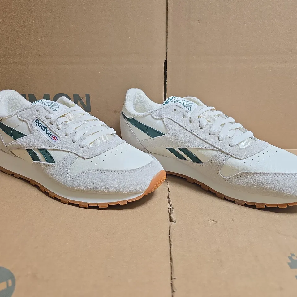 PAIR OF REEBOK CLASSIC LEATHER TRAINERS IN OFF WHITE/GREEN SIZE UK 9