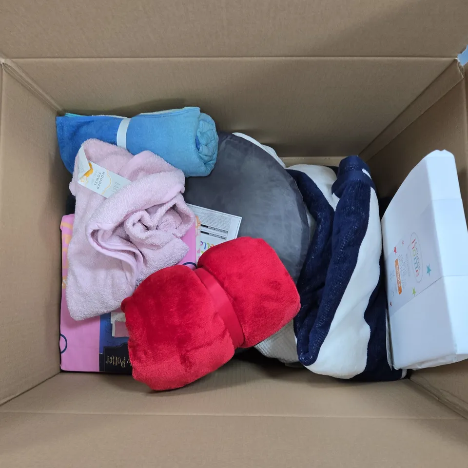 LARGE BOX OF APPROXIMATELY 10 ASSORTED ITEMS TO INCLUDE DUVET SETS, TOWELS AND THROWS
