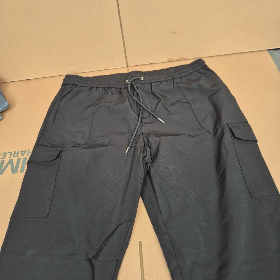 CAPO SMART CUFFED CARGO TROUSERS – BLACK, UK 38 (2XL)