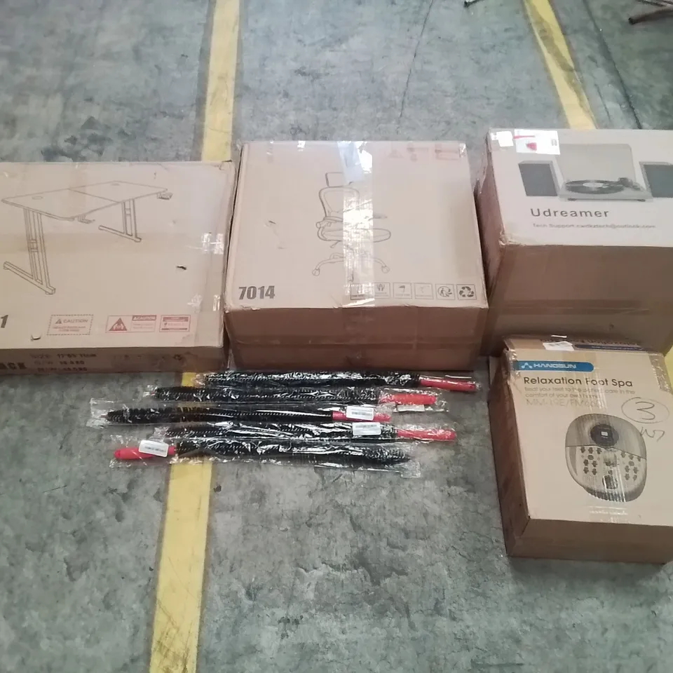 PALLET OF ASSORTED ITEMS TO INCLUDE: OFFICE CHAIR, DESK, UDREAMER RECORD PLAYER, RELAXATION FOOT SPA, BAGGED RADIATOR CLEANERS ECT