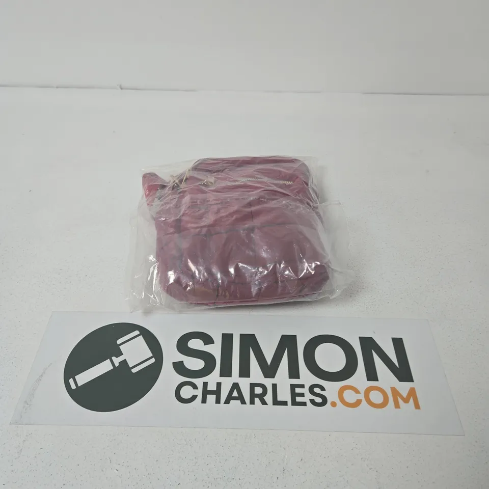 BOX OF APPROXIMATELY 10 ASSORTED ITEMS INCLUDING TAMSY HOODY AND FOREST COLLECTION HANDBAG 