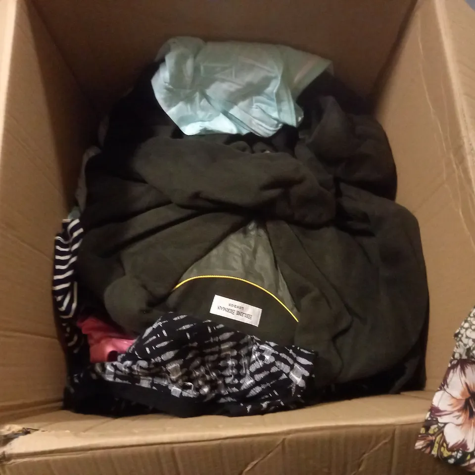 LOT OF APPROX 35 ASSORTED WOMENS CLOTHES TO INCLUDE COATS, BLOUSES, DRESSES ETC