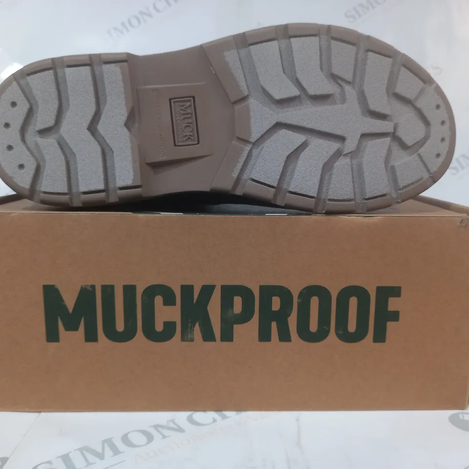 BOXED PAIR OF MUCK MOAW300 BOOTS IN GREEN UK SIZE 6