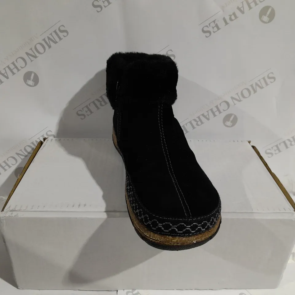 BOXED PAIR OF EARTH ORIGINS EMMALYN BLACK BOOTIES - SIZE 8