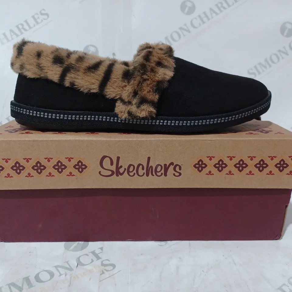 BOXED PAIR OF SKECHERS LUR LINED SLIPPERS IN BLACK SIZE 5.5