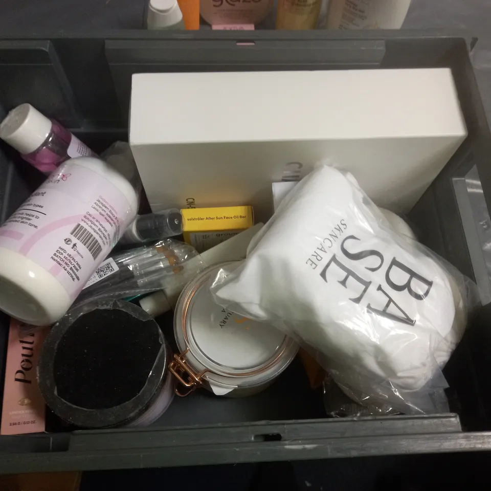 APPROXIMATELY 20 ASSORTED COSMETIC PRODUCTS TO INCLUDE AVEENO SKIN RELIEF BODY WASH, CAREX HAND GEL AND TROPIC BODY WASH