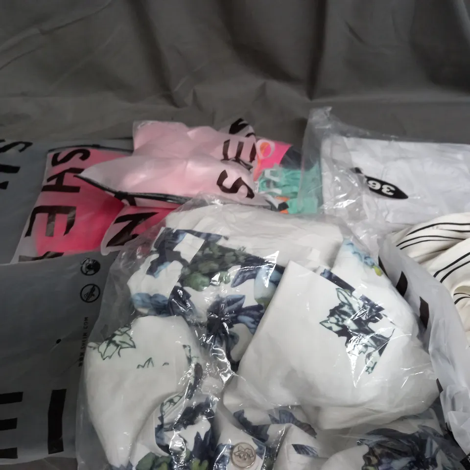 APPROXIMATELY 50 ASSORTED CLOTHING ITEMS IN VARIOUS STYLES AND SIZES 