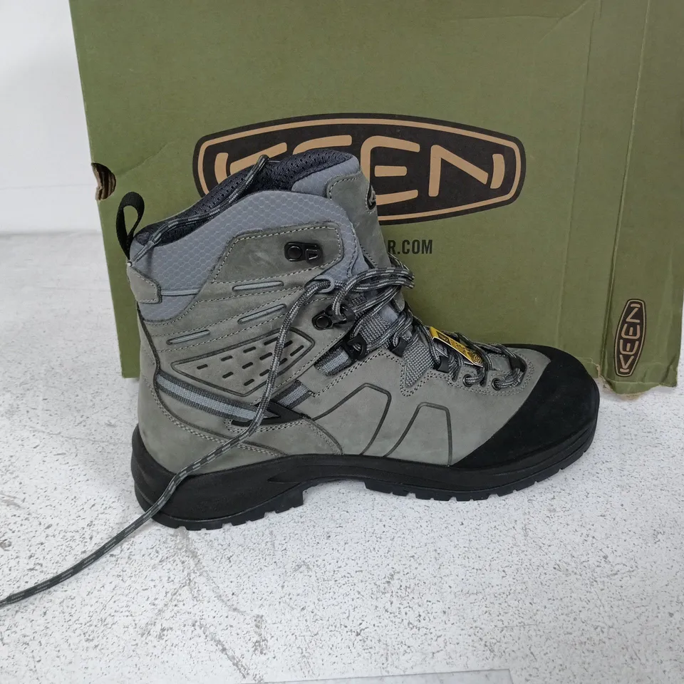 BOXED PAIR OF KEEN KARRAIG MID WP BOOTS IN GREY - UK 7