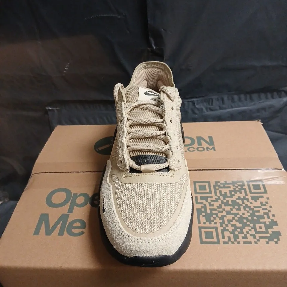 NIKE SNEAKERS – BEIGE MESH & SUEDE, BLACK SWOOSH – MEN'S FLYKNIT UK 5