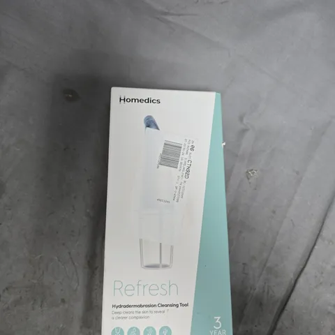 BOX OF APPROXIMATELY 18 ASSORTED ITEMS TO INCLUDE: HYDRADERMABRASION CLEANING TOOL AND HANGING POCKET ORGANIZER