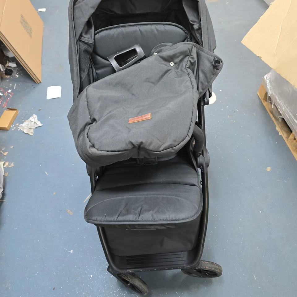 BLACK PUSHCHAIR WITH BROWN LEATHER-EFFECT HANDLEBAR 