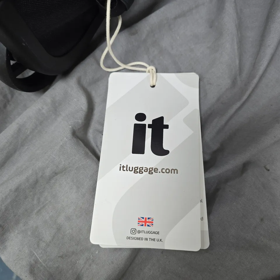 IT LUGGAGE CABIN BAG WITH WHEELS – BLACK TRAVEL CASE