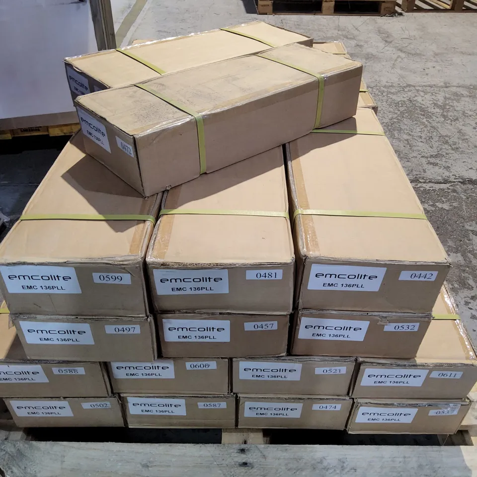 LOT OF 30 BOXED AS NEW EMCOLITE 230/240V IP65 SIGN LIGHT RANGE LIGHTS