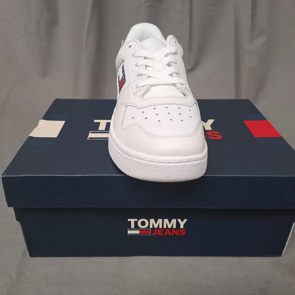 BOXED PAIR OF TOMMY JEANS RETRO BASKET SHOES IN WHITE UK SIZE 4