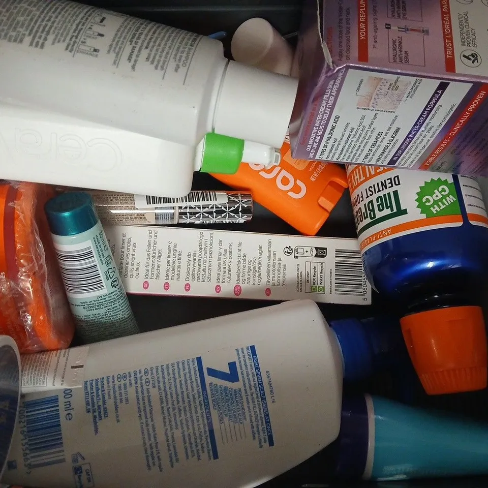 APPROXIMATELY 15 ASSORTED COSMETIC ITEMS INCLUDING VARIOUS MAKES AND BRANDS - COLLECTION ONLY