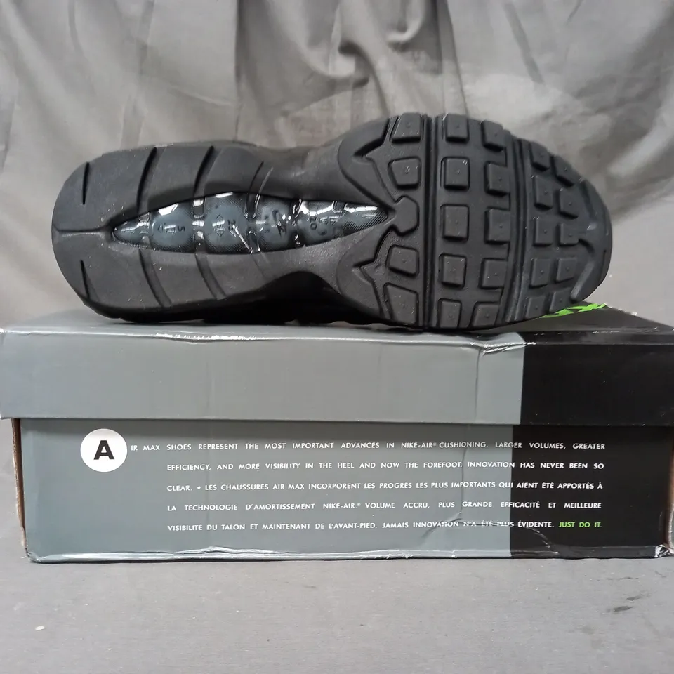 BOXED PAIR OF NIKE AIR MAX 95 TT SHOES IN BLACK UK SIZE 7