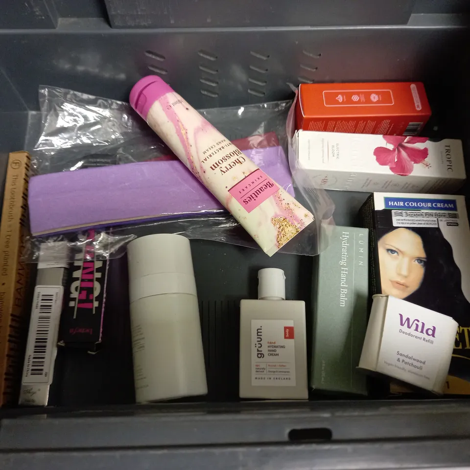BOX OF APPROXIMATELY 20 COSMETIC ITEMS TO INCLUDE - SENSODYNE TOOTHPASTE - HOLLYWOOD FLAWLESS FOUNDATION - ACCESSORIZE HAIR CLIPS - ETC 