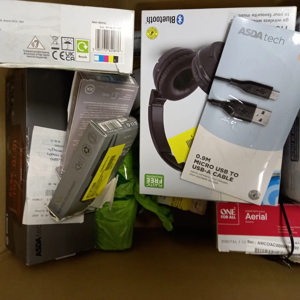 LOT OF APPROXIMATELY 20 ELECTRICAL ITEMS, TO INCLUDE CHARGER, LED RING LIGHT MINI, TRANSMITTER, ETC