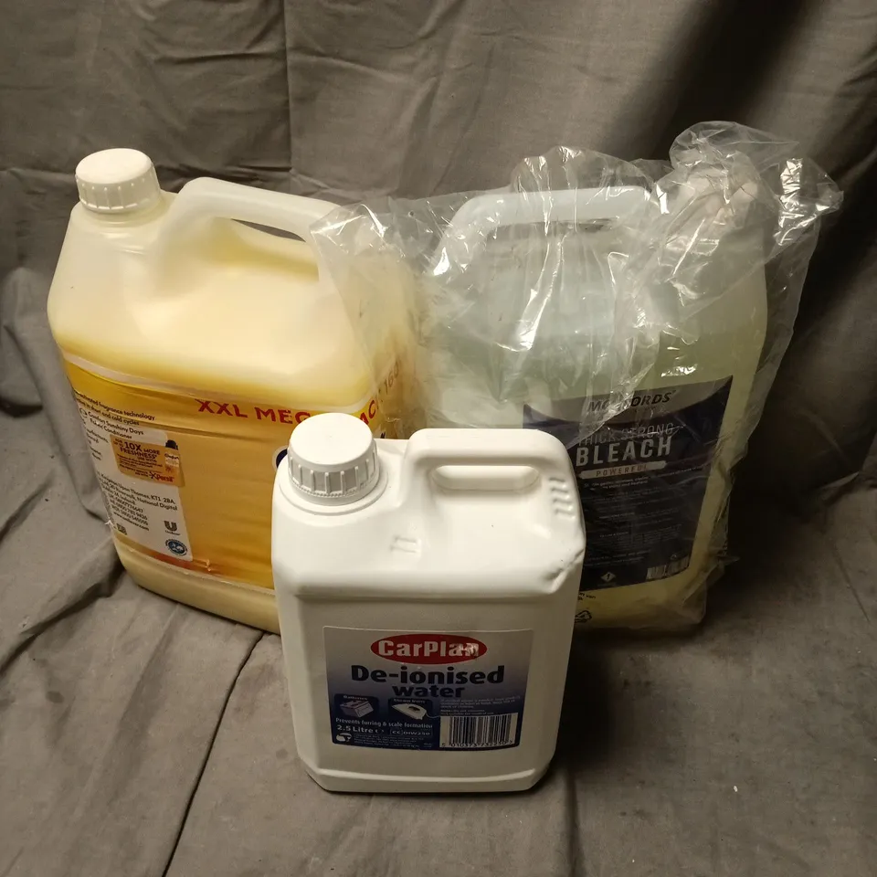 3 ASSORTED HOUSEHOLD LIQUID PRODUCTS TO INCLUDE MCKLORDS THICK BLEACH, CARPLAN DE-IONISED WATER, COMFORT FRESH - COLLECTION ONLY