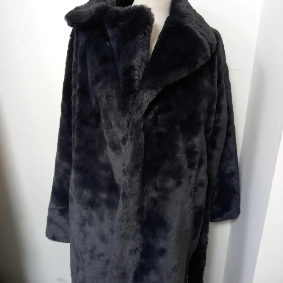 APPROXIMATELY 10 ITEMS OF ASSORTED WOMEN CLOTHING TO INCLUDE ONJENU DRESS, BADGLEY MISCHKA COAT IN SIZE M, CENTIGRADE HOODED JACKET IN SIZE M 