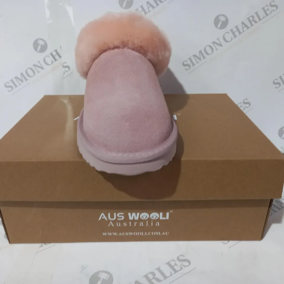 BOXED PAIR OF AUS WOOLI COOGEE SLIPPERS IN PALE PINK UK SIZE 5