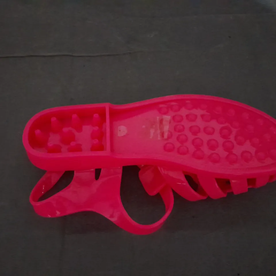 APPROXIMATELY 10 PAIRS OF LINZI FLAT JELLY SANDALS IN VARIOUS SIZES TO INCLUDE SIZE 5