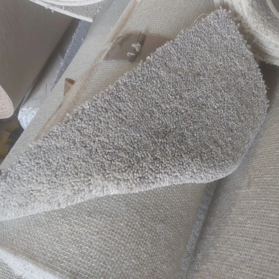 ROLL OF QUALITY LINGDALE AYSGARTH CARPET - APPROXIMATELY 5 x 2.43m