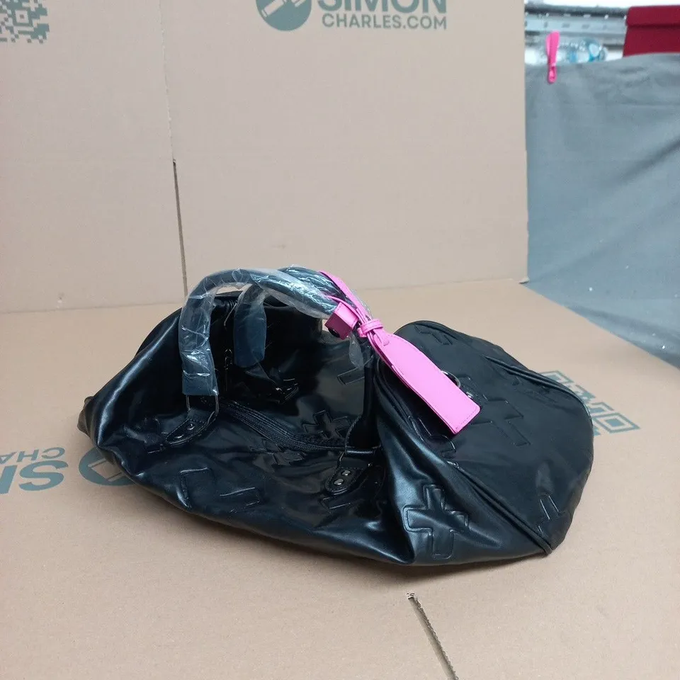 GUOMISS BLACK HOLDALL WITH PINK TAG