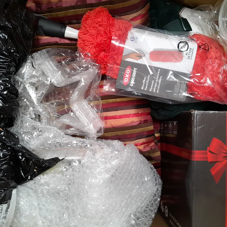 BOX OF APPROXIMATELY 10 ASSORTED HOUSEHOLD ITEMS TO INCLUDE LATCH HOOK KIT, 3M NET TUNNEL, ETC