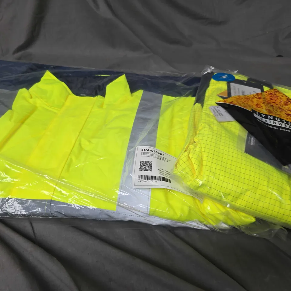 APPROXIMATELY 8 ASSORTED WORKWEAR/SAFETY CLOTHING PRODUCTS TO INCLUDE JACKETS & TROUSERS ETC