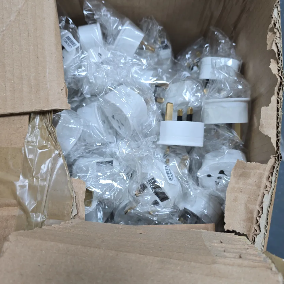 BOX OF APPROXIMATELY 100 X INTERNATIONAL ADAPTER PLUGS