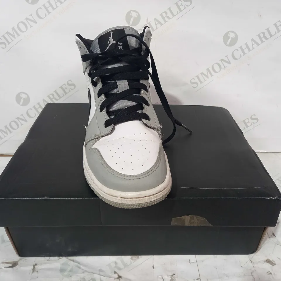BOXED PAIR OF NIKE AIR JORDAN 1 MID SHOES IN GREY/WHITE/BLACK UK SIZE 5