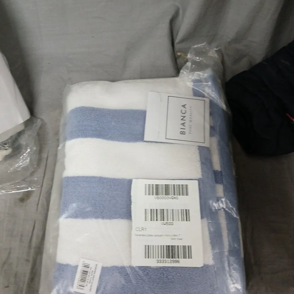 BOX OF APPROXIMATELY 15 ASSORTED HOUSEHOLD GOODS TO INCLUDE: WOVEN THROW AND BIANCA TOWELS 