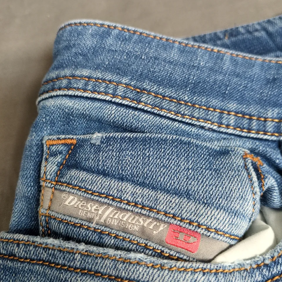 DIESEL INDUSTRY MEN’S DENIM JEANS – BLUE WASH, BUTTON FLY 30W 32L